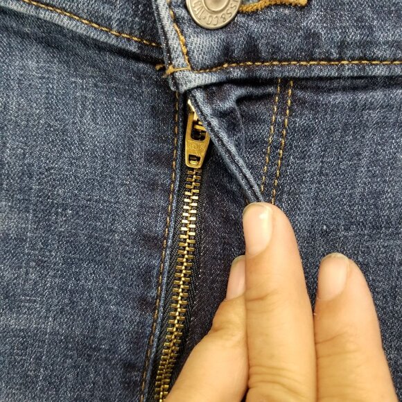 Levis Shorts Womens 32 Blue Stretch Denim Classic Bermuda Jorts - Picture 3 of 16